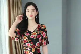 今年「碎花雪纺」淑女连衣裙，V领收腰+喇叭袖搭配，很仙很气质图片