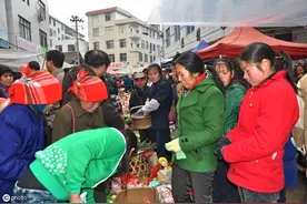 路过一条路口，偶遇一位老人，他卖的东西让我落下了眼泪图片