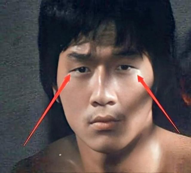 直言成龙大哥外貌不过关才去割的双眼皮毕竟那个神仙打架的年代又是