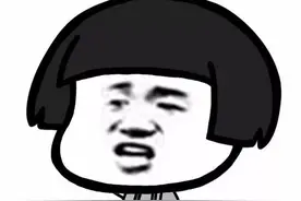 2岁女儿不肯跟爸爸进男厕所，自言自语怼到爸爸无言以对，被点赞图片