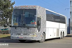 专为北美市场打造，奔驰客车开始路试一款Tourismo新车型图片