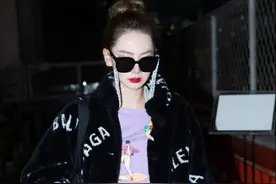 戚薇私服也很潮，黑色毛呢大衣配紫色衣服，高扎丸子头名媛范十足图片