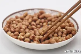 炒花生米有诀窍，多加一样东西，炒出来的花生米更脆更香，好吃图片