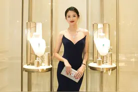 世界小姐张梓琳虽然踏足娱乐圈，却也游走在边缘，保持着知性优雅图片