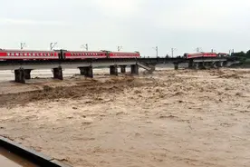 洪水猛于虎，回顾宝成线8.19断桥事故，火车坠江前1318人完美脱险图片