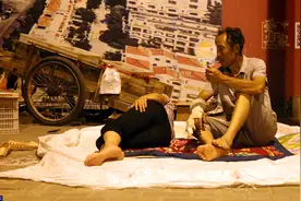 夫妻进城卖瓜夜宿街头，暖男丈夫意外走红，点蚊香扇扇子哄妻入睡图片