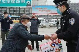 感动！一大叔赶做500烤馕赠送贵阳一线铁警图片