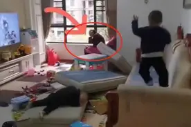两个孙子拆家，奶奶却若无其事玩手机，事后她的解决方式令人佩服图片