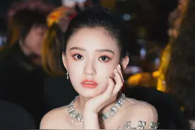 林允出席时尚活动，穿上仙女裙神采奕奕，体态丰盈好像增肥成功图片