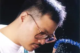 寒门出身的他珠宝造诣高，雕刻设计都全能，被誉为世界华人第一人图片