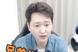 冷宴华平板门刚结束，又陷恋爱事件？戴墨镜唱歌，小姐姐是何来头图片