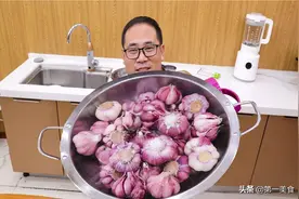 河南家家户户都会的腌糖蒜，不放醋更酸甜，还是老辈的经验好用图片