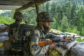 非常时期，边境突然传来枪响，印度士兵开枪自杀倒在一片血泊中图片