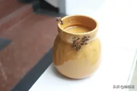 陶罐装的蜂蜜，为什么要在瓶盖上打个孔？小操作隐藏大智慧图片