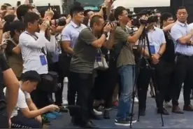 德云广场施工现场壮观！挖掘机像在跳舞，郭德纲踩箱子演讲被嘲矮图片