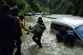 “第一次有个民警这样抱我，挺幸福的”图片