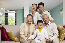 71岁大妈雇佣48岁住家男保姆，男保姆：就算加到1万，也不伺候了图片