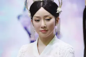 萨顶顶开2900万帕加尼出行，与郭富城同款座驾，加一次油要花14万图片