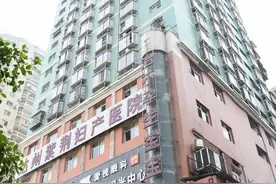 好险！达川区丽天大厦外墙下“瓷砖雨”，而不到1米的地方，有人坐着吃饭……图片