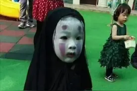 万圣节晚上，带小孩挨家挨户讨糖的爹妈也真是够了图片