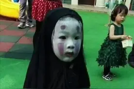 万圣节晚上，带小孩挨家挨户讨糖的爹妈也真是够了图片