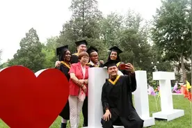 薛庆老师和她的国际学生们图片