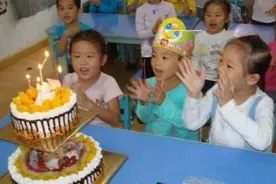 5岁女儿幼儿园过生日，老师让买“双层蛋糕”，宝妈：孩子吃不完图片
