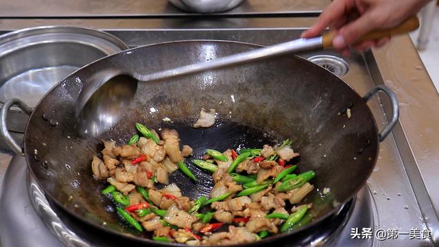 天热没食欲？厨师长有妙招，包菜配上五花肉，这小炒真下饭