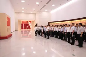 兵器工业集团党员干部集体参观 “‘不忘初心、牢记使命’中国共产党历史展览” 并重温入党誓词图片