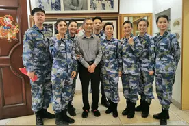 从古田一路南下，海军文艺轻骑队专程来汕看望“人民英雄”麦贤得图片