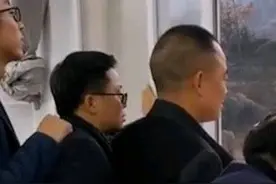 也曾是追风少年！男老师扎堆趴窗看学生打球图片