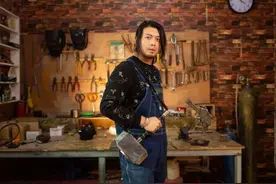网红手工耿发明出事故！网友亲身体验“开心挠挠椅”时被扯掉头发图片