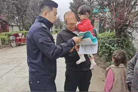 鄠邑区一父亲让4岁姐姐照看1岁半妹妹，妹妹溜出家门迷路街头图片