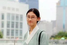 武亦姝用行楷写下这首诗，网友：优美流畅，书法名家：尚未入门图片