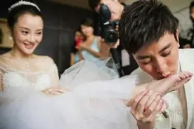 “纯情男孩”贾乃亮，为爱丧失尊严，被戴绿帽子后至今无法释怀图片