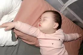宝宝睡觉“花式打滚”，能做出同款睡姿算我输，解决仨问题睡更香图片