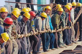 农民工乘公交为什么不坐椅子而选择坐地板，问其原因后，让人尊敬图片