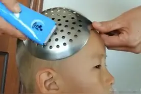 爸爸用“神器”给儿子剪头发，看到成果后，孩子表情瞬间成亮点图片