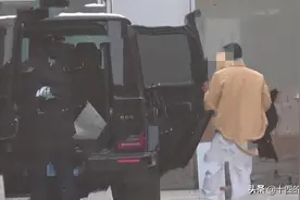 王宝强罕见带儿子露面，10岁儿子似爸翻版，目测身高最多1米4图片