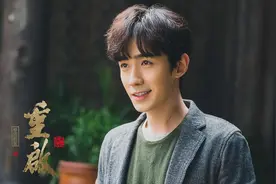 与发小“姐妹”相称，与杨蓉情同姐弟，“卷王”朱一龙的逆袭之路图片