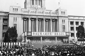 直击朴正熙国葬现场：巨型横幅用汉字书写，民众跪坐街边哭天抢地图片