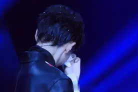 王俊凯演唱会收到妈妈的信，小暖男看后眼睛湿了，让人心疼的背影视频封面