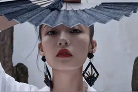 李沁的背真让人羡慕，最新时尚大片显“阴柔”，古香古色太绝美图片