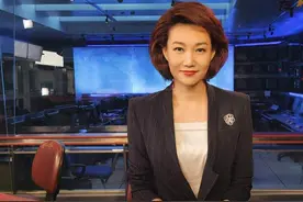 她是央视主持人，为主持戴13年假发，摘下假发后颜值超高图片