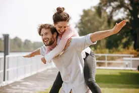 男生想你了，会有的4种“征兆”，别不放在心上图片