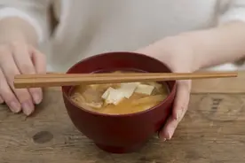 洗完筷子，头朝上放还是朝下放？很多人还蒙在鼓里图片