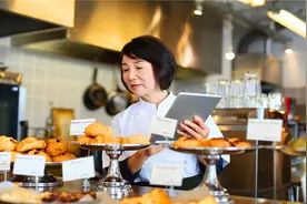 51岁的人有一万元资金，投入做什么小生意，能一天收入三五百的？图片