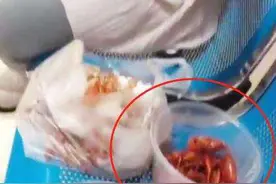产妇实力演绎何为“吃货”，临产都不忘吃小龙虾，网友直呼狠人图片