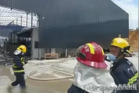 南宁一公司沥青油罐发生大火，几公里外可见浓烟图片