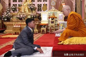泰王15岁儿子下跪行礼，抠脚丫子玩手指，把国王叮嘱抛九霄云外图片